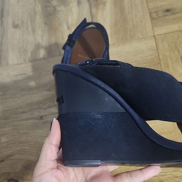 Tory Burch Plataforms Navy and Brown Women's Wedge Sandals - Picture 16 of 16